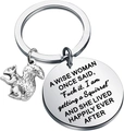 Detalle de llavero de ardilla en acero inoxidable con frase graciosa grabada - Mujer Que Ama Las Ardillas (Woman Who Loves Squirrels)