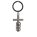 Macrodetail van de metalen kruis-sleutelhanger met gravures en drie kleine ringen - Drie-Ring Laser Schrift Kruis (Gun Black)