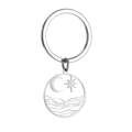 Détail macro du porte-clés en acier inoxydable argenté avec motif étoile lune et vague - Argenté
