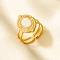 Detalle de incrustación de nácar ovalado en anillo vintage de acero dorado - Estilo Oro 18K / Nácar Blanco Dorado (J921-G-W)