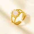 Detailweergave van de 18k vergulde zonering met natuurlijke schelp op satijnstof - Gouden Zonnebloem Witte Schelp Stijl (J923-G-W)