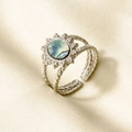Macro-opname van abalone schelp ring met zonnestraal metalen frame op beige satijn - Zilveren Zonnebloem Abalone Schelp Stijl (J923-S-B)