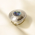 Makroaufnahme des 18k vergoldeten Edelstahlrings mit Inlay aus echter Abalone-Muschel - Silber Abalone Muschel Stil (J935-S-B)
