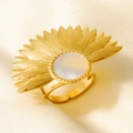 Detail eines 18k vergoldeten fächerförmigen Rings mit Muscheleinlage auf Seide - Gold Weißes Perlmutt Modell (J937-G-W)