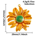 Vista detallada del colgante de girasol esmaltado con dimensiones y peso exacto - Girasol Amarillo Naranja (S2947)