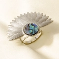 Detailansicht des fächerförmigen Edelstahlrings mit Perlmutt-Inlay und Sonnenstruktur - Silber Abalone Muschel Modell (J937-S-B)