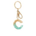 Letter C sleutelhanger met goudfolie en groene stenen in hars met gouden sluiting - Letter C Stijl
