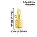 Makroansicht des goldenen Lippenstift-Anhängers mit Rautenmuster und genauen Maßen - Gold