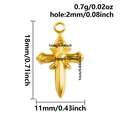 Macro-opname van kleine gouden vintage kruishanger met gegraveerde textuur en maten - Gothische kruisstijl (S2989) / Goud