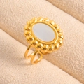Macro-opname van een 18k vergulde 304 roestvrijstalen ring met inleg van natuurlijke schelp - Wit Parelmoer Gouden Stijl (J940-G-W)