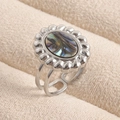 Macro-opname van 18k vergulde roestvrijstalen ring met schelp-inlay en bloemrijk reliëfdecor - Abalone Schelp Zilveren Stijl (J940-S-B)