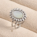 Gedetailleerd macro-aanzicht van een verstelbare ring van 304 roestvrij staal met schelp - Wit Parelmoer Zilveren Stijl (J940-S-W)