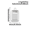 Makro-Detail des 16x9mm Edelstahl-Taschenrechner-Anhängers mit 2mm Loch und 2,1g Gewicht - Silber Stil (S2988-S)