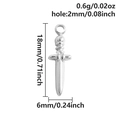 Gedetailleerd beeld van zilveren zwaard hanger met maten van 18mm lengte en 6mm breedte - Dolkstijl (S2987) / Zilver