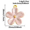 Colgante de flor en esmalte rosa con baño de oro y dimensiones sobre fondo blanco - Flor de Cinco Pétalos Rosa Difuminada (S2967)