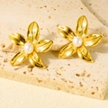 Eleganti orecchini a lobo a fiore dorati con perle naturali su sfondo in pietra - Stile Oro