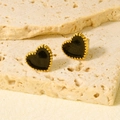 Elegante gouden hartoorbellen met zwart email op natuurlijke beige stenen blokken - Goud Zwart Stijl (D515-G-B)