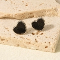 Detail van hartvormige zwarte emaille oorknopjes met zilveren kralenrand op steen - Zilver Zwart Stijl (D515-S-B)
