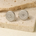 Dettaglio degli orecchini vintage in acciaio inossidabile con cristalli centrali lucidi - Argento-Strass Bianchi