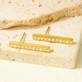 Dettaglio degli orecchini a barra dorati con cristalli micro-pavé su supporto in pietra - Barra Verticale Intarsiata (D555-G-W) / Base Oro Strass Bianco