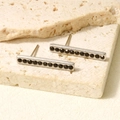 Dettaglio di orecchini a barra in argento con cristalli neri su base di pietra - Barra Verticale Intarsiata (D555-S-B) / Base Argento Strass Nero