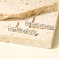 Dettaglio degli orecchini a barra in argento con una fila di brillanti zirconi cubici - Barra Verticale Intarsiata (D555-S-W) / Base Argento Strass Bianco