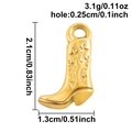 Dettaglio del ciondolo a stivale da cowboy dorato con misure e motivo a foglia a rilievo - Oro (S3002-G)