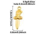 Vue macro détaillée montrant les dimensions du pendentif dague en or de 1,8 cm et mesures - Style de poignard profilé (S3004) / Or