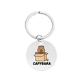 Dettaglio del portachiavi rotondo in metallo Capybara con stampa UV a fumetti - Stile Capibara Nella Scatola