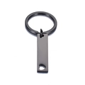 Llavero minimalista de acero inoxidable negro con colgante rectangular y corazón calado - Negro