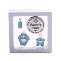 Detail eines Babyparty-Geschenksets mit Emaille-Anhängern und Daddy's Turn Entscheidungsmünze - Cartoon Baby Blau Stil A