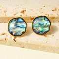 Pendientes redondos orgánicos con concha de abulón natural y marco de metal dorado - Forma Orgánica Irregular Dorado (D574-G-B)
