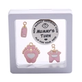 Rosa Emaille Baby-Anhänger-Set und Entscheidungsmünze in PE-Folien-Displaybox - Cartoon Baby Rosa Stil A