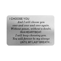 Dettaglio macro della tessera per portafoglio in acciaio spazzolato con messaggio d'amore - Stile I CHOOSE YOU