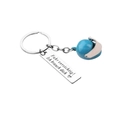 Dettaglio portachiavi in acciaio inox con casco blu e testo inciso in lingua tedesca - Blu