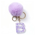 Dettaglio portachiavi lettera B in resina viola con paillettes e pompon di peluche soffice - Stile Lettera B Viola (Pompon Resina Viola B)