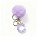 Dettaglio del portachiavi con pompon viola e lettera C in resina con chiusura dorata - Stile Lettera C Viola (Pompon Resina Viola C)