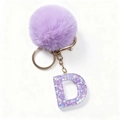 Vista dettagliata del ciondolo a lettera D in resina viola con glitter e pompon morbido - Stile Lettera D Viola (Pompon Resina Viola D)