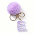 Dettaglio macro del portachiavi lettera E in resina viola con glitter e pompon - Stile Lettera E Viola (Pompon Resina Viola E)