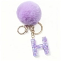 Vista dettagliata del portachiavi con lettera H in resina viola, glitter e pompon in finta pelliccia - Stile Lettera H Viola (Pompon Resina Viola H)