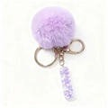 Dettaglio di pompon in pelliccia sintetica viola e ciondolo a lettera in resina dorata - Stile Lettera I Viola (Pompon Resina Viola I)