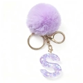 Dettaglio portachiavi lettera S in resina glitter viola con un morbido pompon soffice - Stile Lettera S Viola (Pompon Resina Viola S)