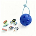 Dettaglio di un ciondolo per borsa pickleball DIY con charm sportivi in PVC e cinturino - Sfera Blu Con Accessori DIY