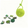 Dettaglio della borsa accessori pickleball verde neon con 7 ciondoli decorativi DIY - Sfera Verde Con Accessori DIY