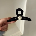 Elegante pinza per capelli nera floccata con camelia bianca e dettagli di perle - Decorazione Camelia Bianca (D-4490-1)