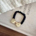 Chouchou mignon à nœud papillon à pois avec élastique plissé noir sur un livre - Style Beige (A-3070-2)