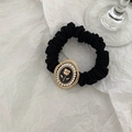 Dettaglio di elastico in raso nero con rilievo di rosa dorata e perle bianche - Nero