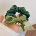 Chouchou vert forêt avec pendentifs muguet et un nœud en organza pour femmes - Style Chouchou Vert Foncé (A-3126-1)