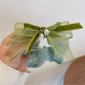 Chouchou vert muguet avec nœud en velours et pendentifs floraux élégants - Style Nœud Vert Clair (A-3126-2)