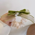 Chouchou élégant en velours vert olive avec nœud en perles et muguet délicat - Style Muguet Champagne (A-3126-3)